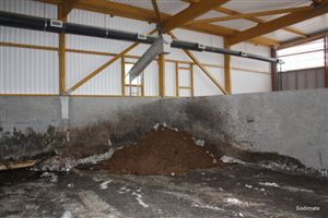 Convoyeur de transfert en aval du mélangeur pour l'alimentation de l'aire de stockage des boues