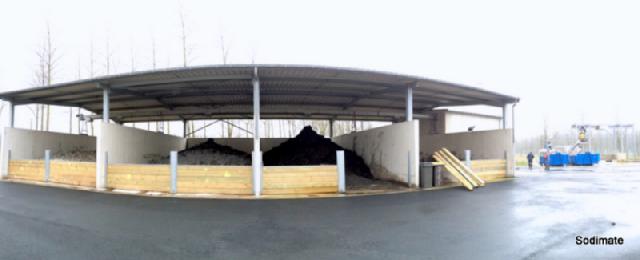 Convoyeur de 33 m de long alimentant 4 aires de stockage de boue