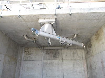 Conveyor fixed on a motorized pivot