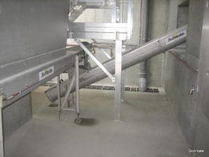 Conveyor under centrifuge (decanter)