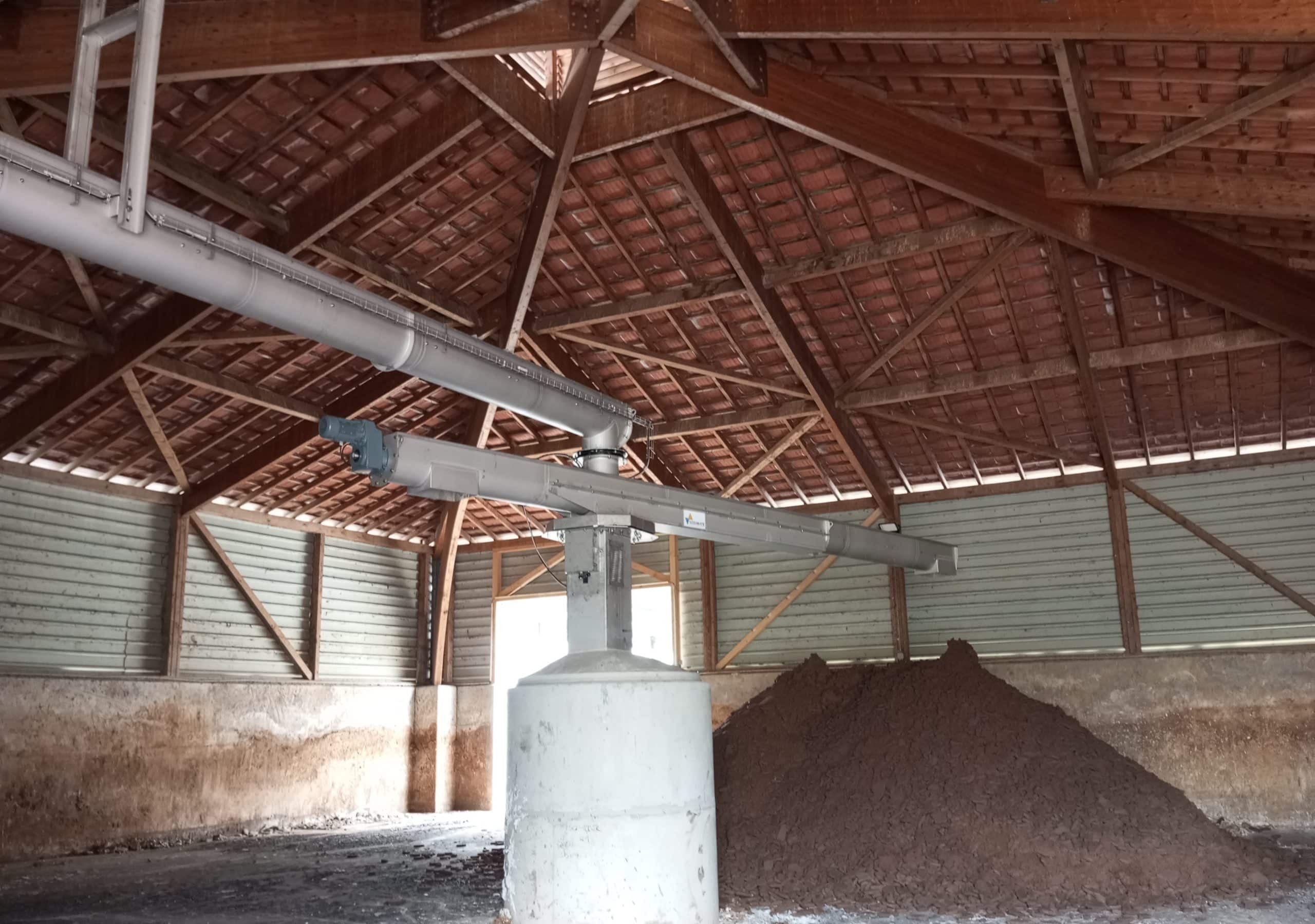 Sludge conveyor with one pivot-mounted
